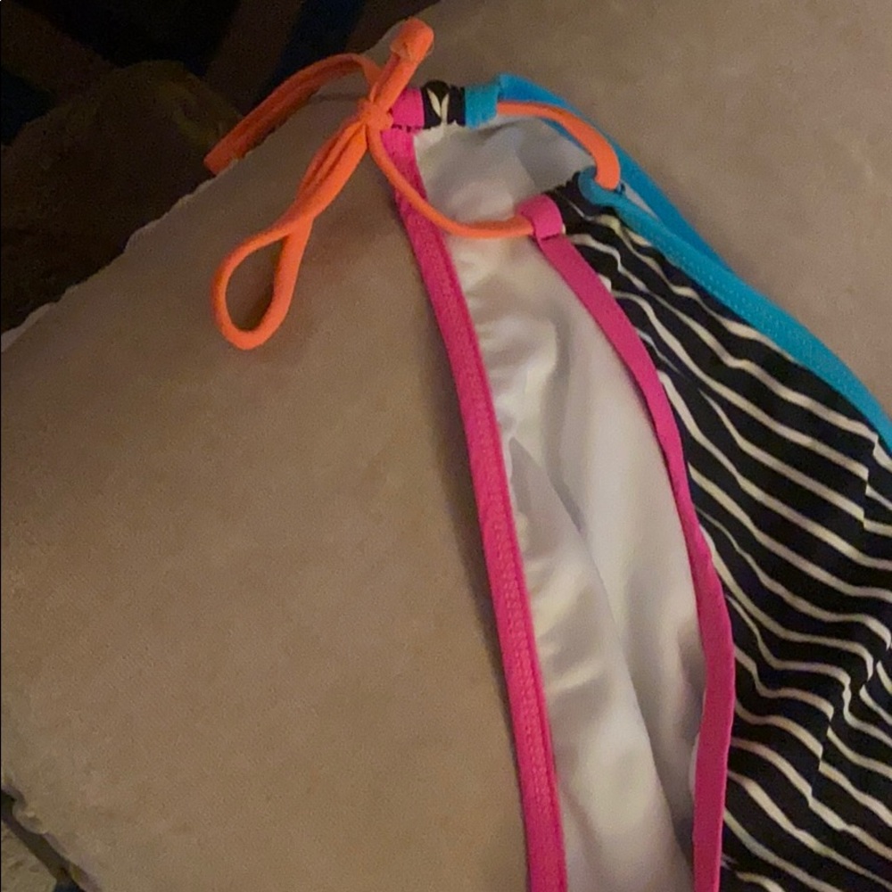 Bikini - Picture 2 of 2